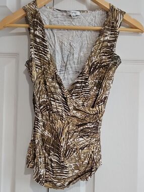 🤎 Chic Abstract Print Surplice Top – Flowy & Flattering 🤎